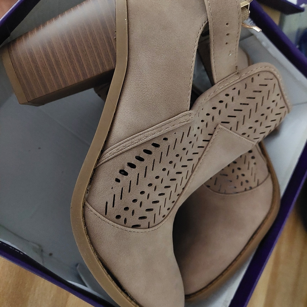Booties size 9 - Picture 2 of 6